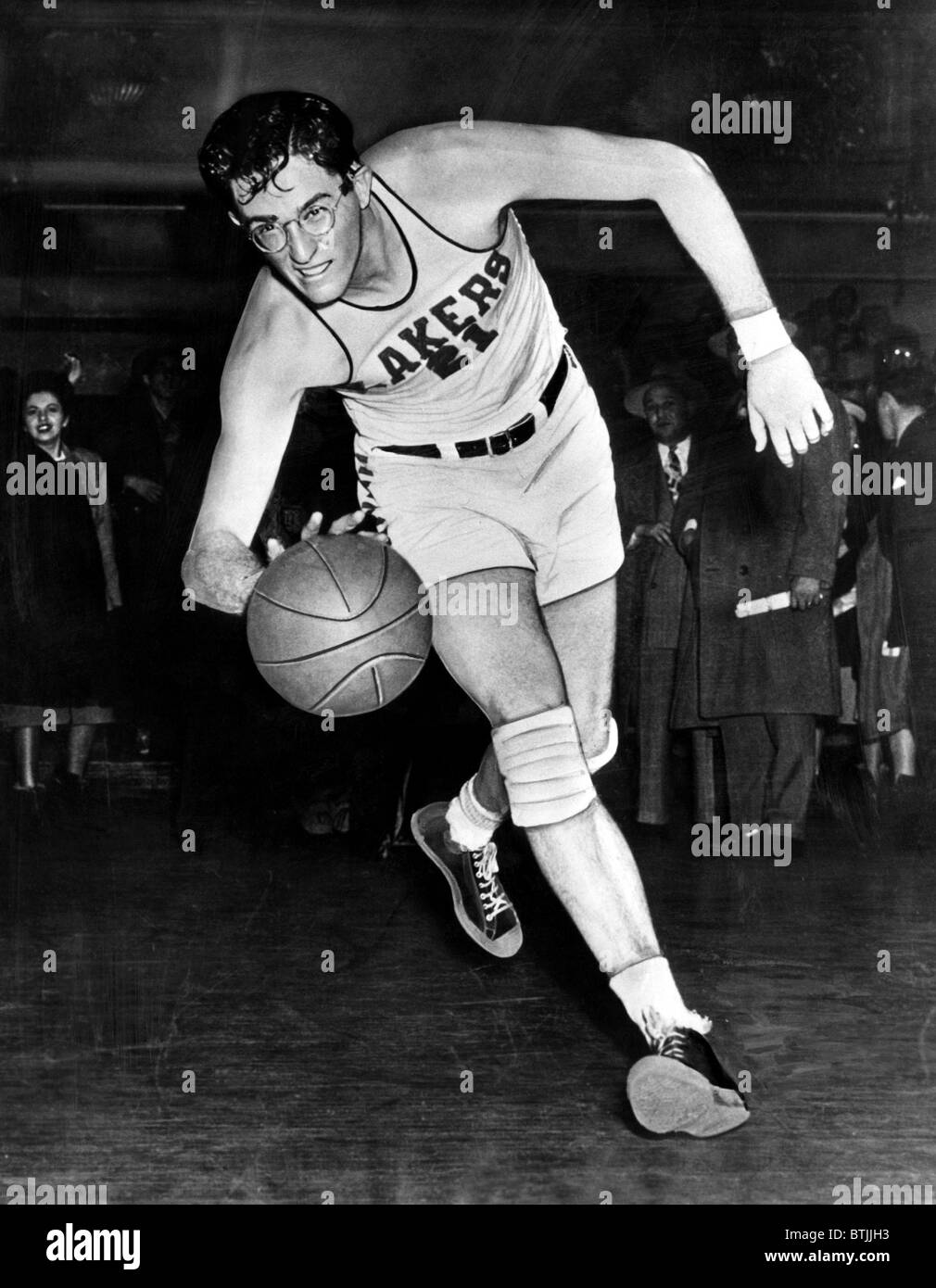 George Mikan, (1924 – 2005), US-amerikanischer Basketballspieler, spielen für die Minneapolis Lakers, ca. 1950. Stockfoto