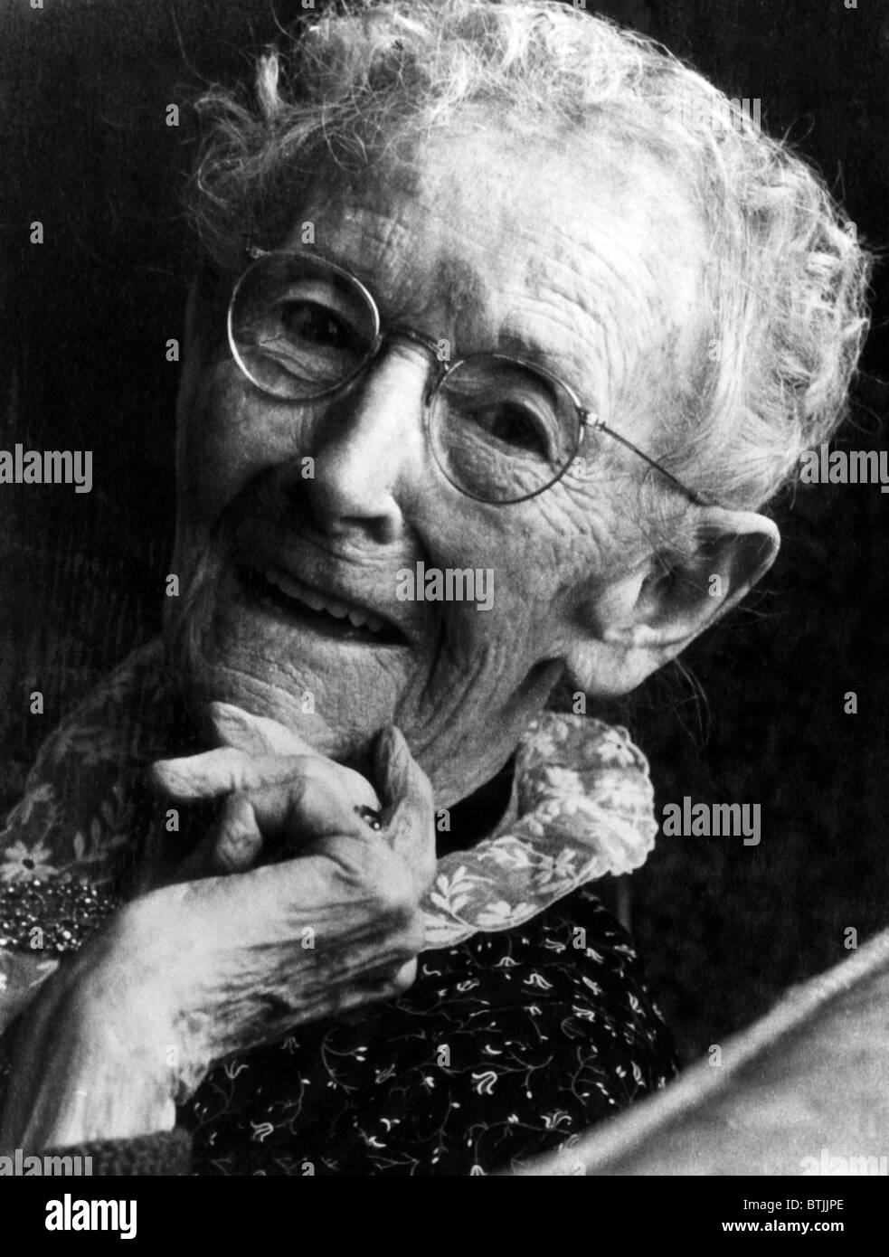 Grandma Moses (1860-1961), renommierter amerikanischer Maler, ca. 1950er-Jahre. CSU-Archiv/Courtesy Everett Collection Stockfoto