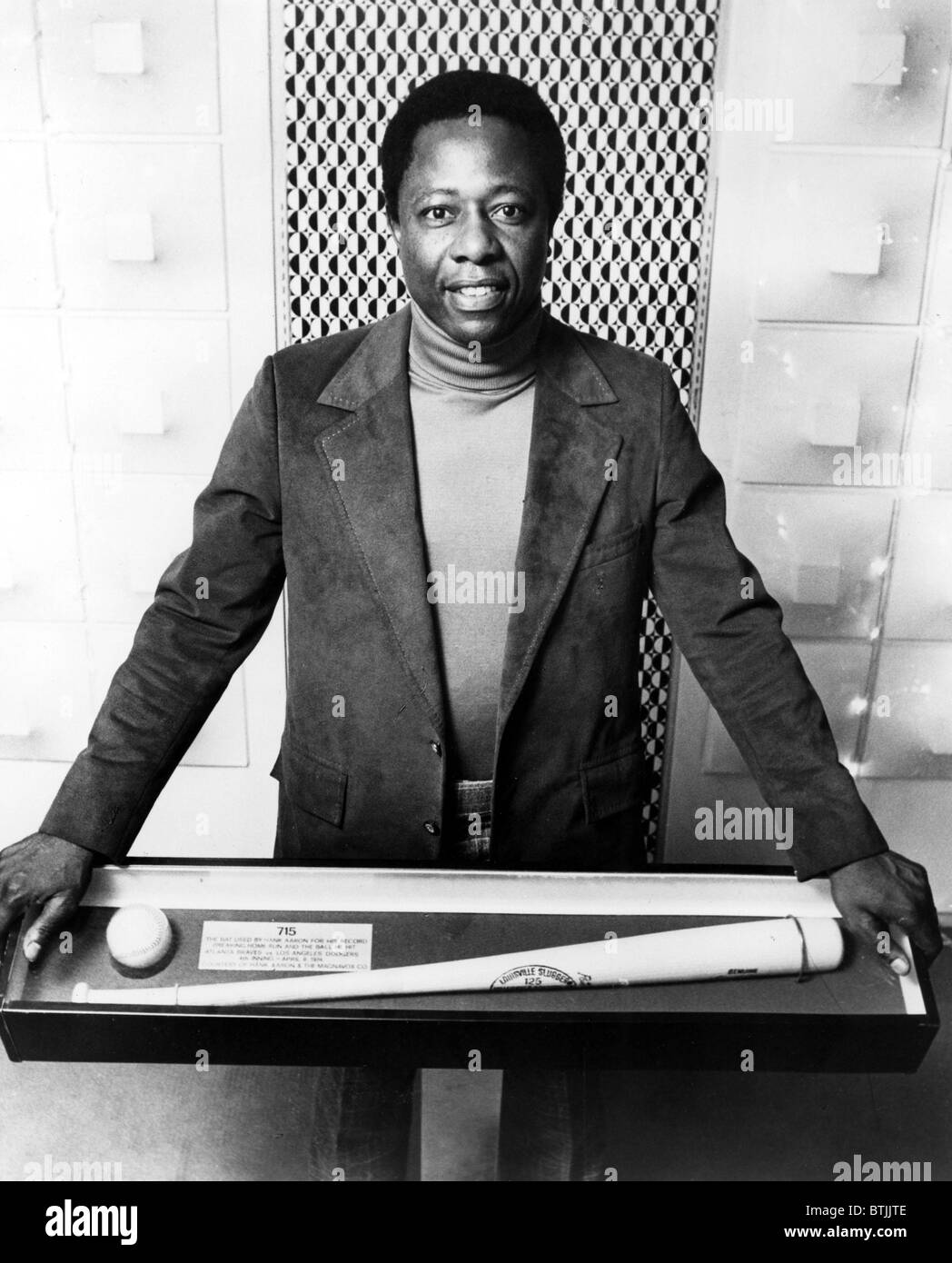 Hank Aaron posiert mit Schläger und Ball in Kollision mit rekordverdächtigen 715th Karriere-Home-Run verwendet. Foto vom: 18.06.1975. Stockfoto