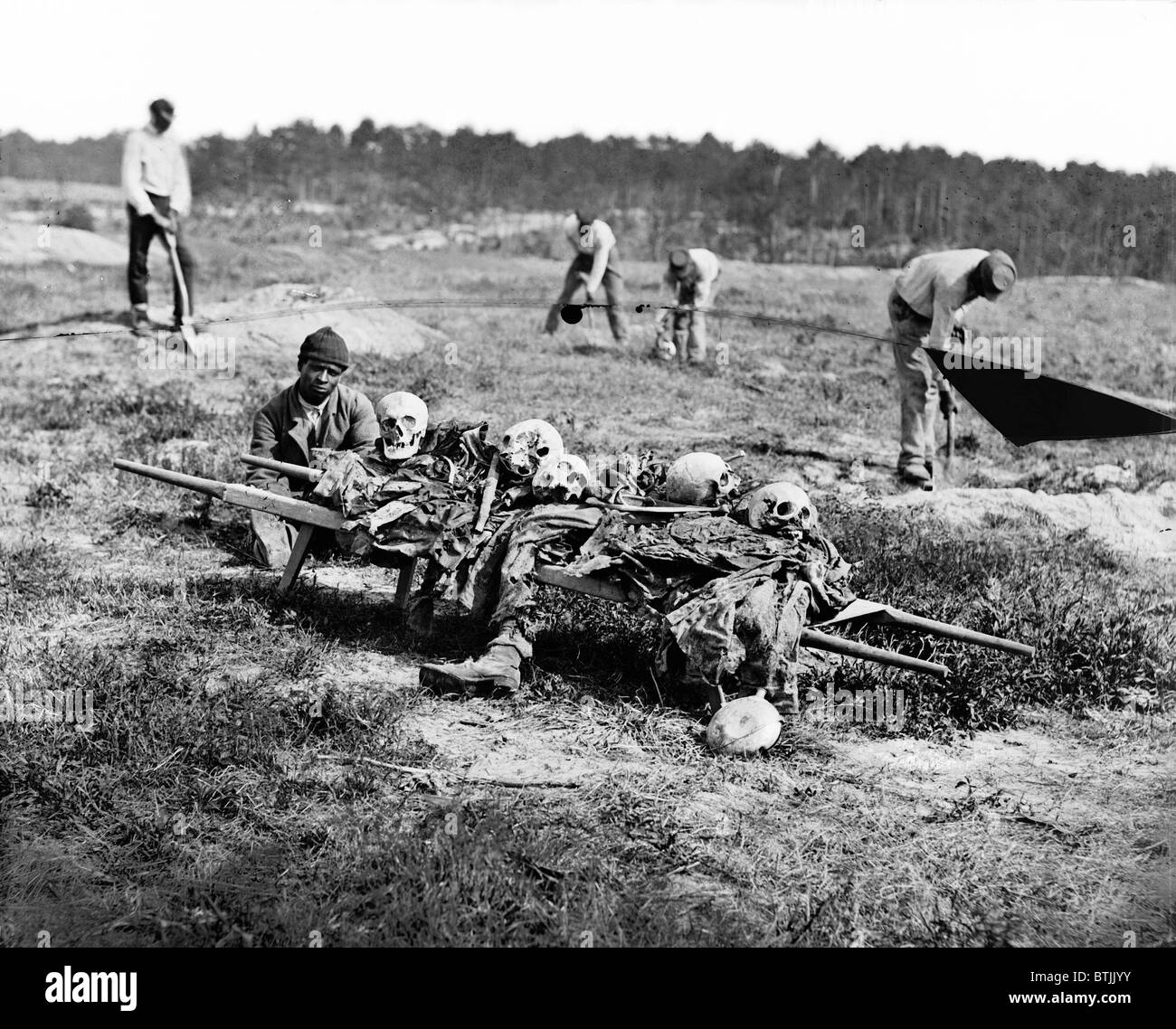Cold Harbor, VA-Afro-Amerikaner sammeln Knochen von Soldaten in der Schlacht getötet. Foto aus den wichtigsten östlichen Kriegsschauplatz, Grant es Wildnis Kampagne. John Reekie, Fotograf Mai / Juni 1864 Stockfoto