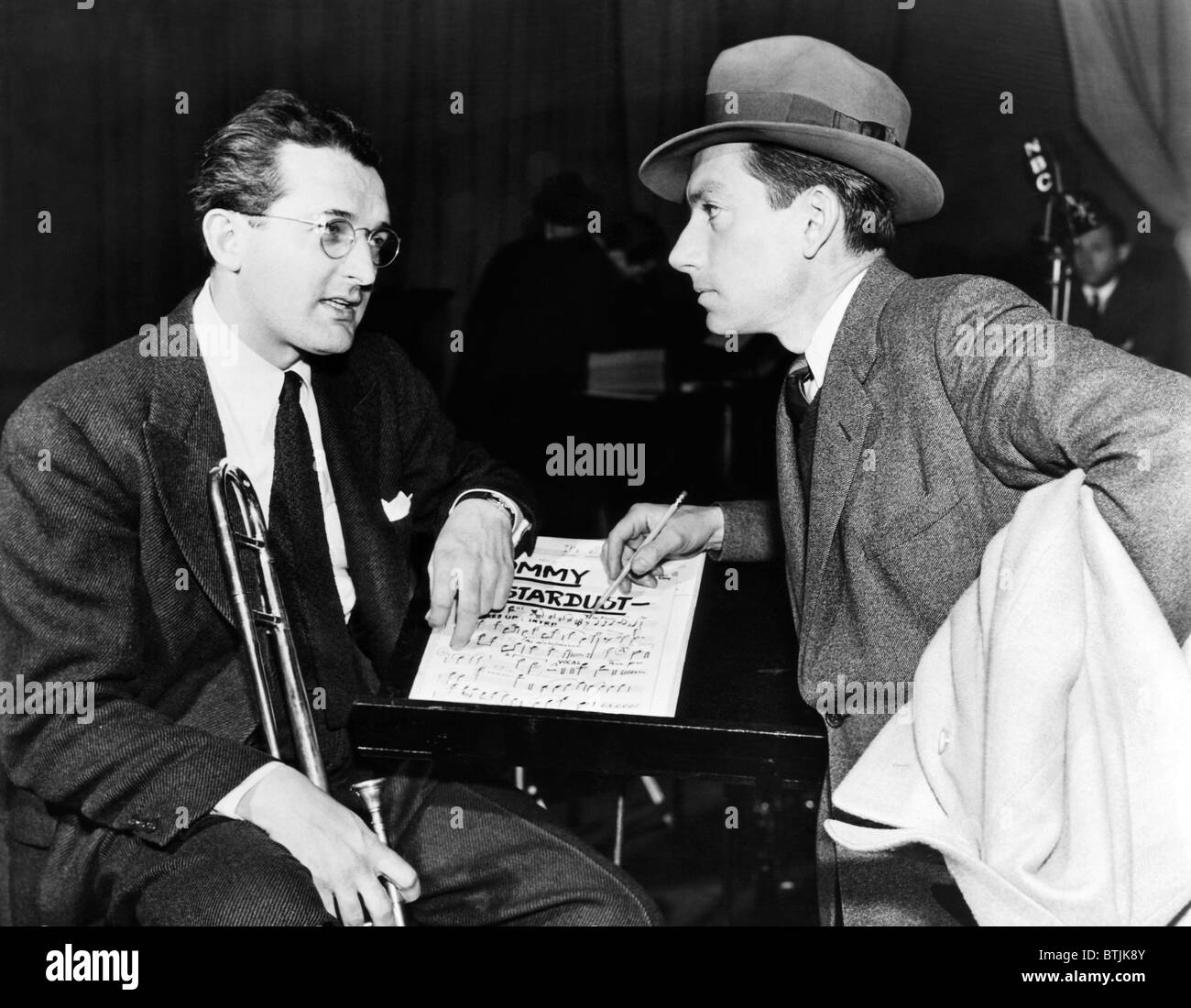 Tommy Dorsey und Hoagy Carmichael, 1939. Höflichkeit: CSU Archive/Everett Collection Stockfoto