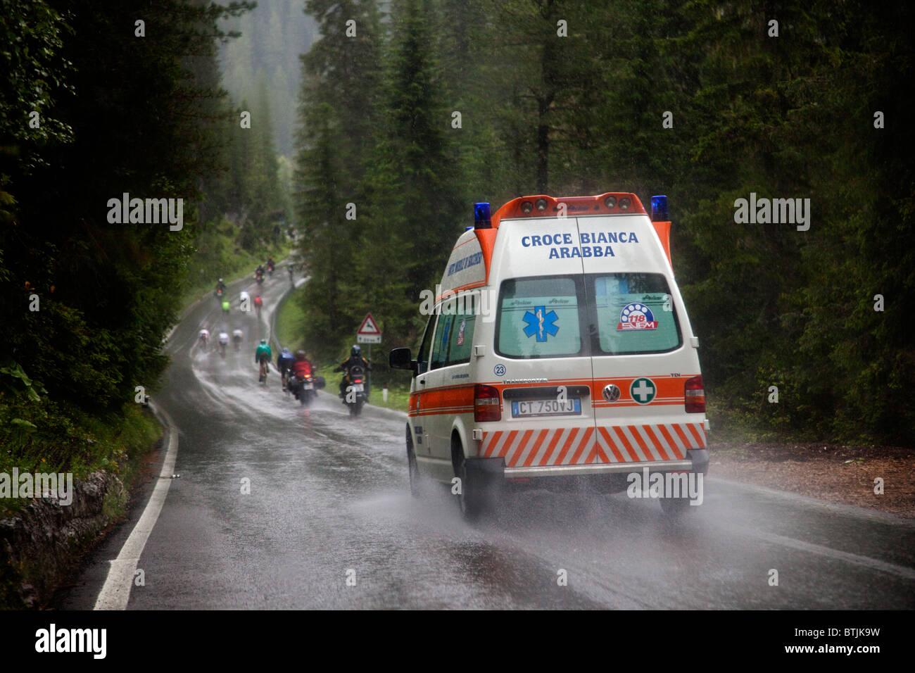 Croce Bianca Einsatzfahrzeug bei Sella Ronda Fahrrad Rennen, Giau Pass, Dolomiten, Italien Stockfoto