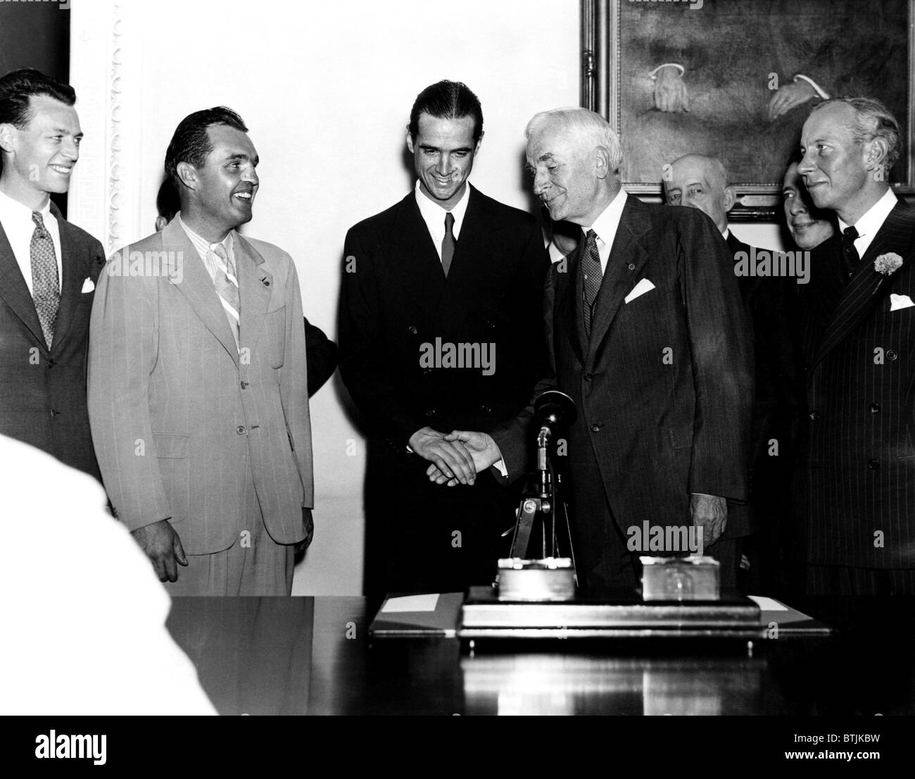 Danke Richard Stoddart, Thomas Thurlow, Howard Hughes und Harry Connor Secretary of State Cordell Hull (zweiter von rechts) für h Stockfoto