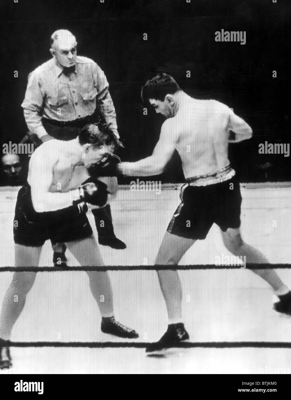 James Braddock (rechts) prügelt Tommy Farr und gewinnt Kampf durch Beschluss in 10 Runden. New York, NY, 21. Januar 1938. Stockfoto