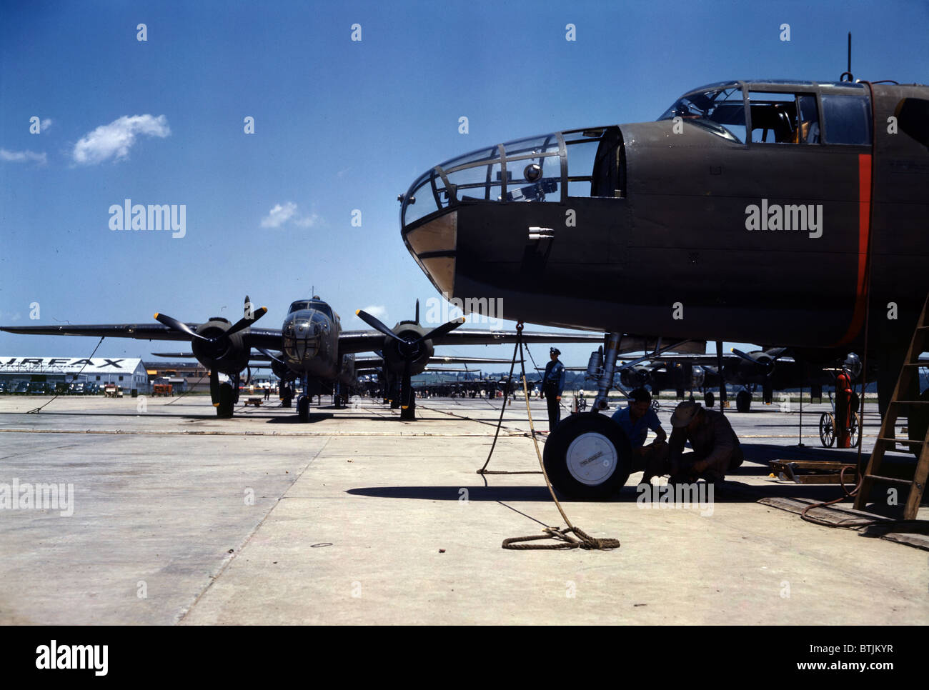 Neue b-25 Bomber aufgereiht für die Endkontrolle und Tests auf dem Flugfeld des Flugzeuges zu Pflanzen, North American Aviation, Inc., Kalifornien, 1942 Stockfoto