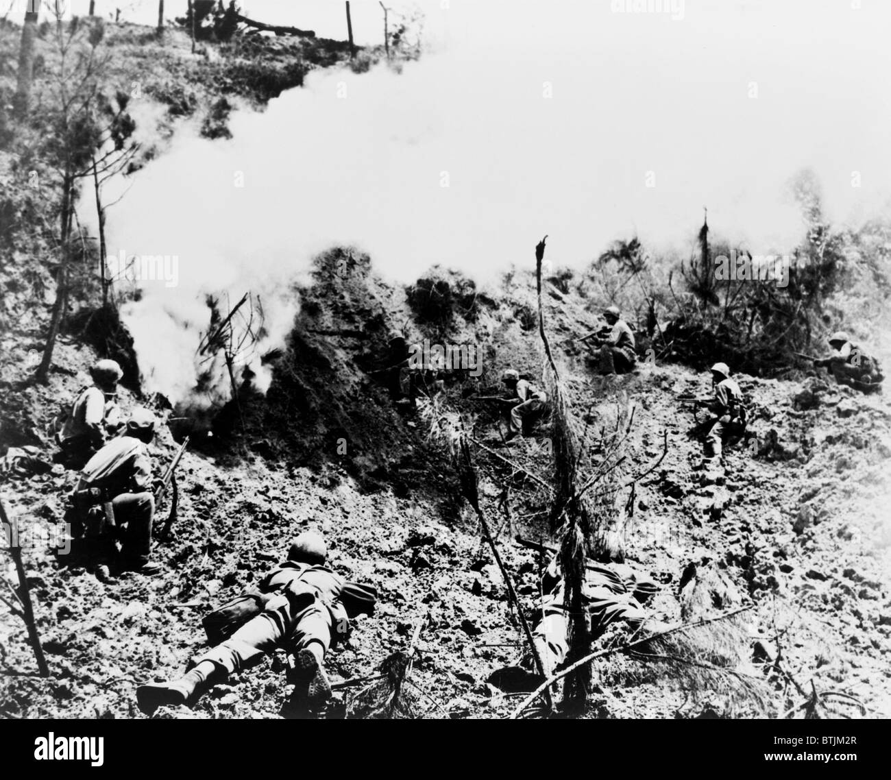 Okinawa. Nach Verrechnung Sprengstoff, warten Marines am Eingang zur Höhle in die japanischen Soldaten versteckt sind. Diese bitter umkämpft Höhle Positionen gebildet die Japaner "Wenig Siegfried Line", die Verteidigung der Hauptstadt Stadt Naha. 1945 Stockfoto