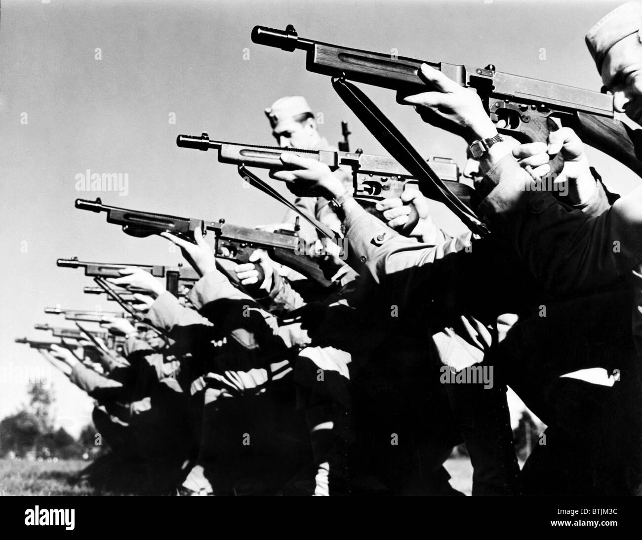 US-Armee Auszubildende lernen um das Snubnose Thompson Maschinenpistole, Feuer, Mitchell Field, New York 1942 Stockfoto