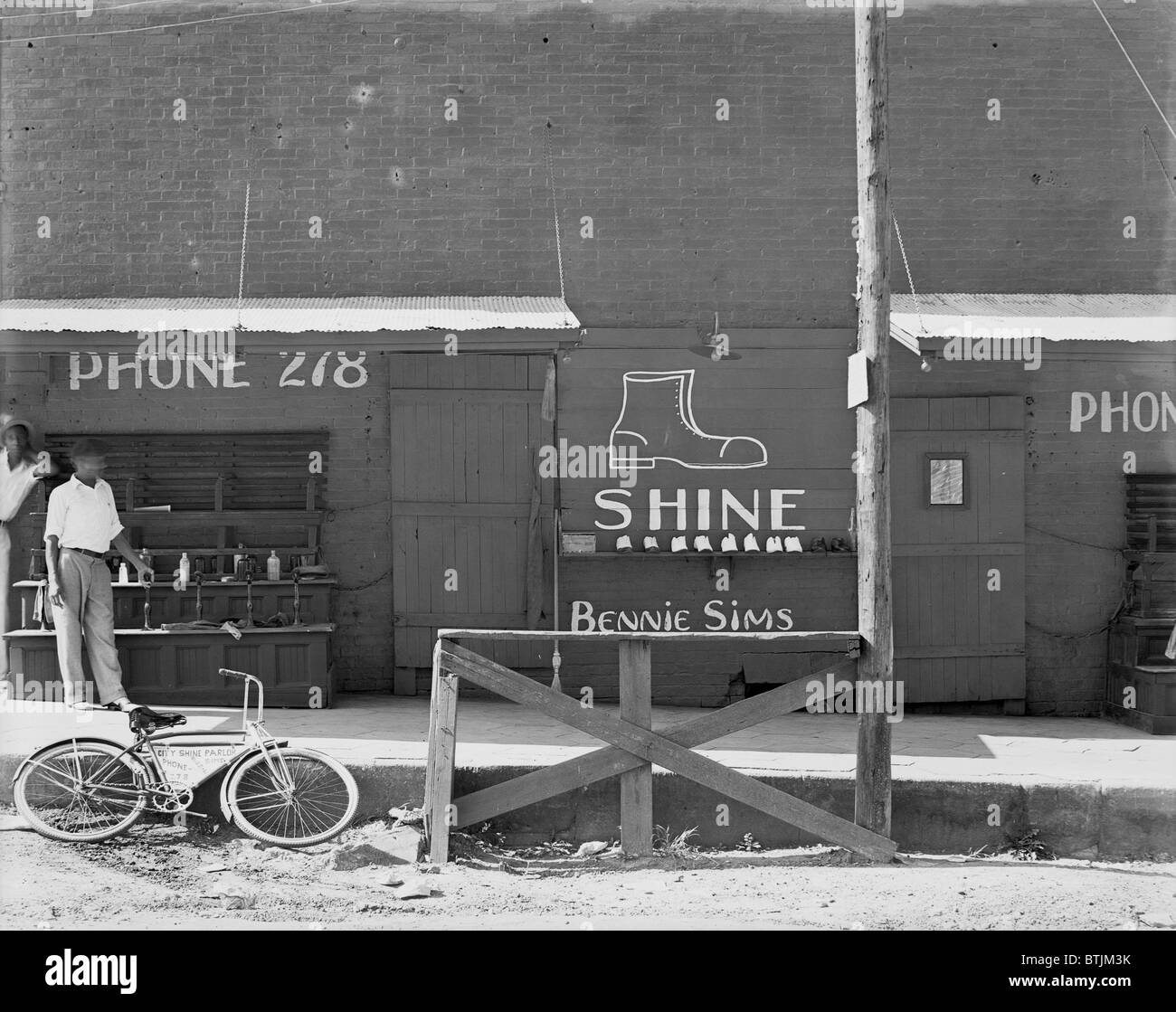 Schuhputzservice stehen, Südosten der USA, von Walker Evans, 1936. Stockfoto