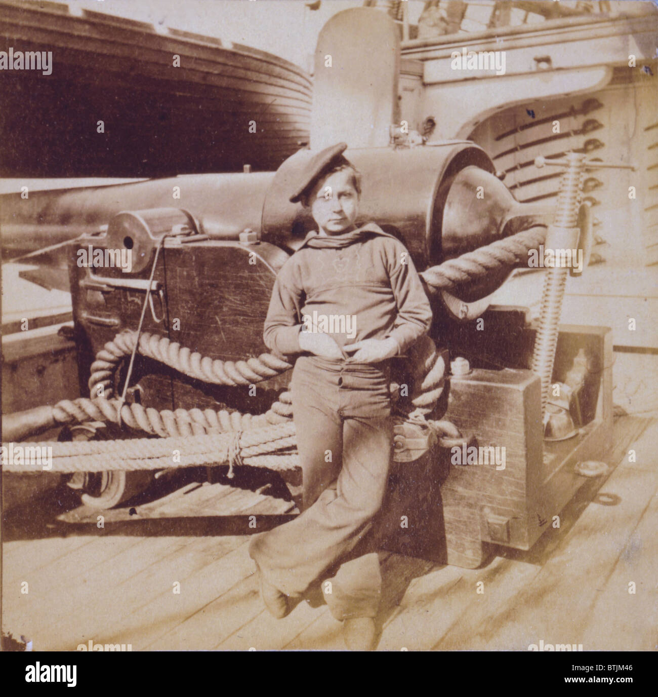 Der Bürgerkrieg, ein Pulver-Affe, lehnte sich gegen eine Kanone auf der U.S.S New Hampshire, aus Charleston, South Carolina, 1864-1865. Stockfoto