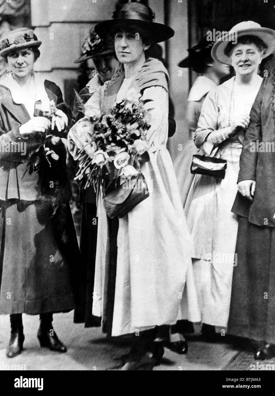 Erste weibliche Mitglied des US-Repräsentantenhauses Jeannette Rankin (Mitte), von Mitgliedern der Suffragetten geehrt Stockfoto