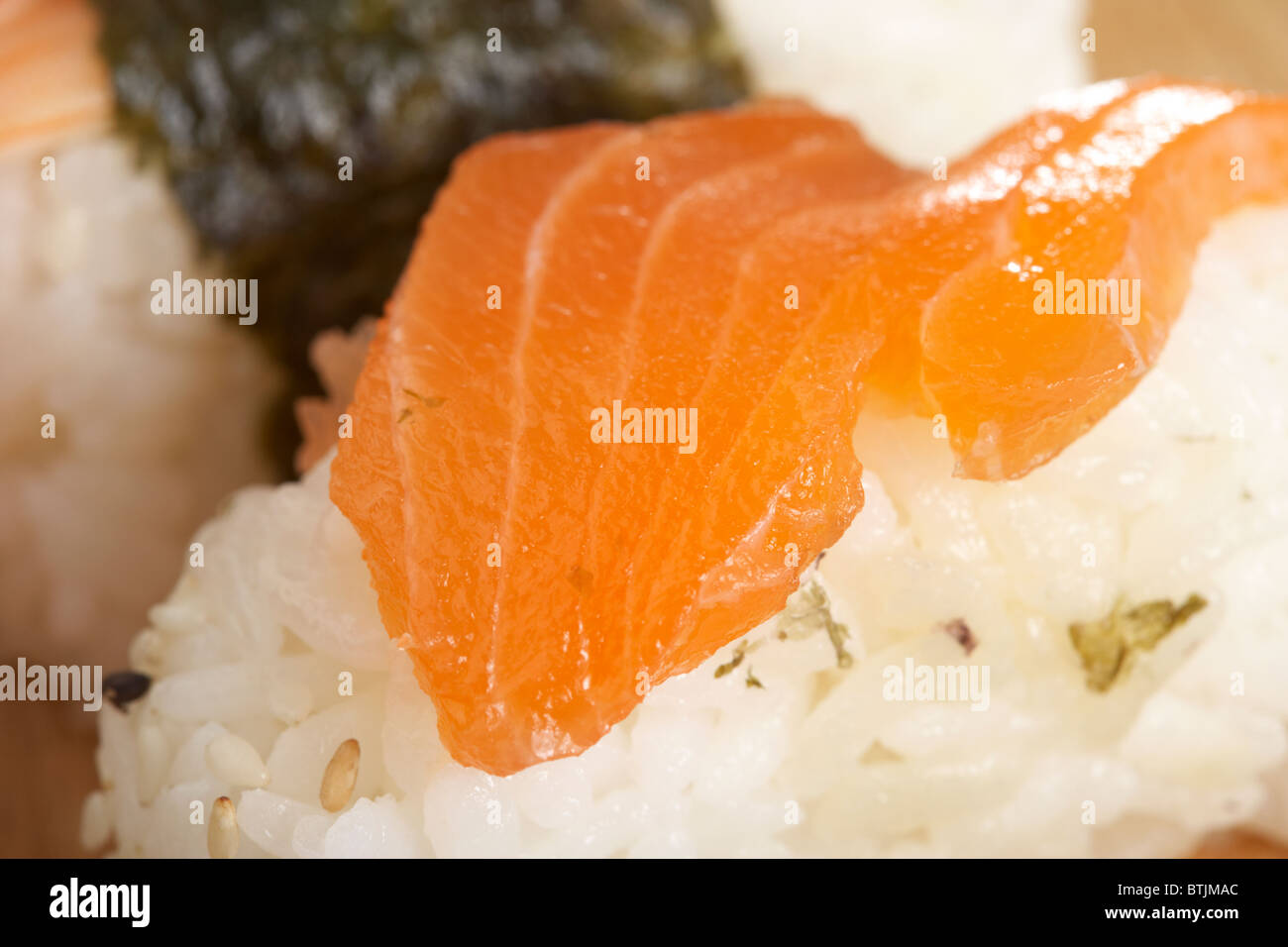 roher Lachs Nigiri Sushi Reis Stockfoto