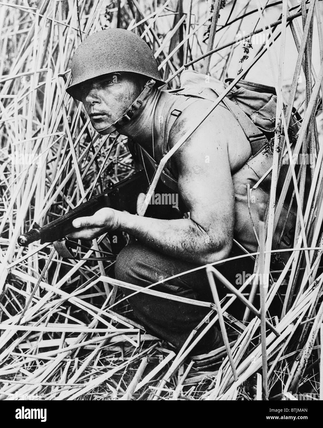 Soldat im Rasen, etwa Anfang der 1940er Jahre. Stockfoto