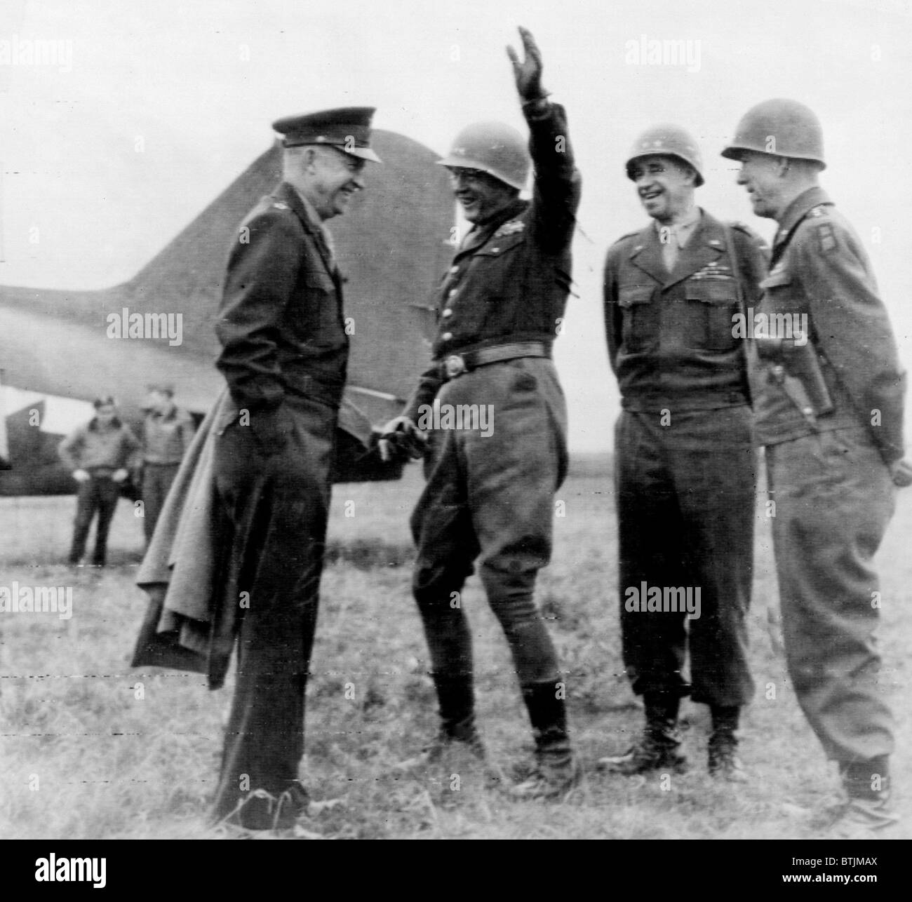 Original-Bildunterschrift: "Drei US Army Feld Kommandanten Durring (sic) improvisierte Konferenz mit supreme Commander/SIG. C.", allgemeine Stockfoto