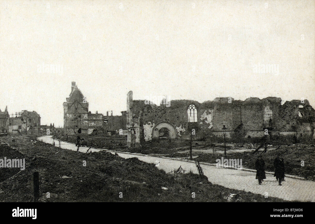 Rue de Lille. Weltkrieg - Postkarte zeigt eine Straße in Lille, Frankreich, mit einer zerstörten Kathedrale und andere Gebäude aus einem Buch mit dem Titel "Ruines d'Ypres" Postkarten. 1 fotomechanischen print, ca. 1918 Stockfoto