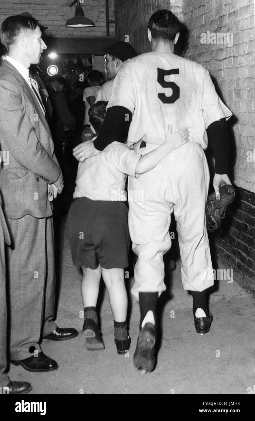 Joe DiMaggio und sein Sohn gehen in die Kabine nach den New York Yankees Sieg in der World Series, 1949. Höflichkeit: CSU Ar Stockfoto