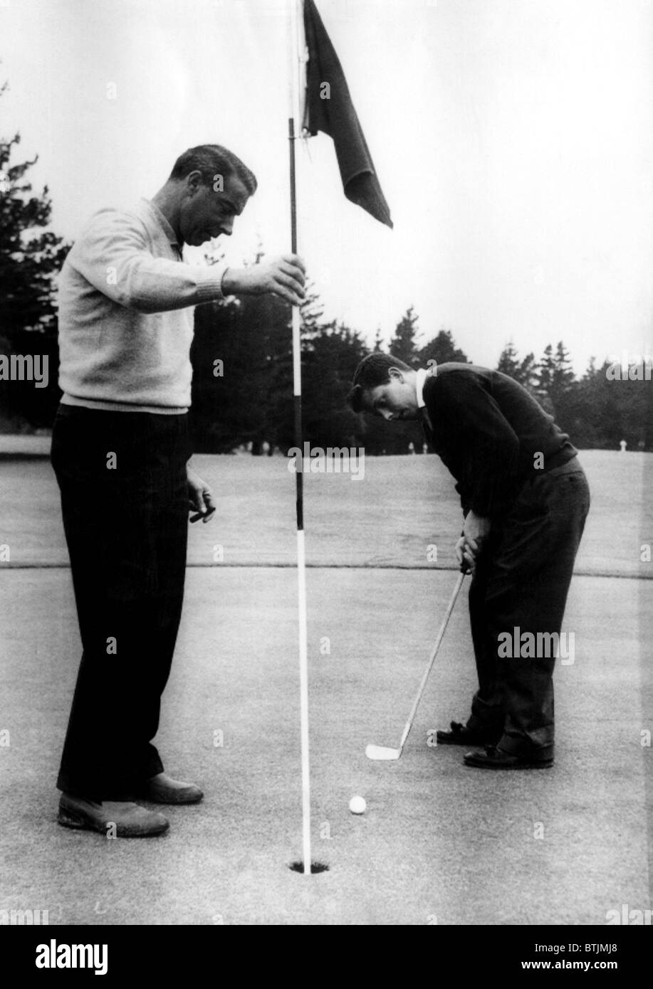 Joe DiMaggio und seines Sohnes Joe Jr., spielen Sie Golf in San Francisco, 1956. Höflichkeit: CSU Archive/Everett Collection Stockfoto