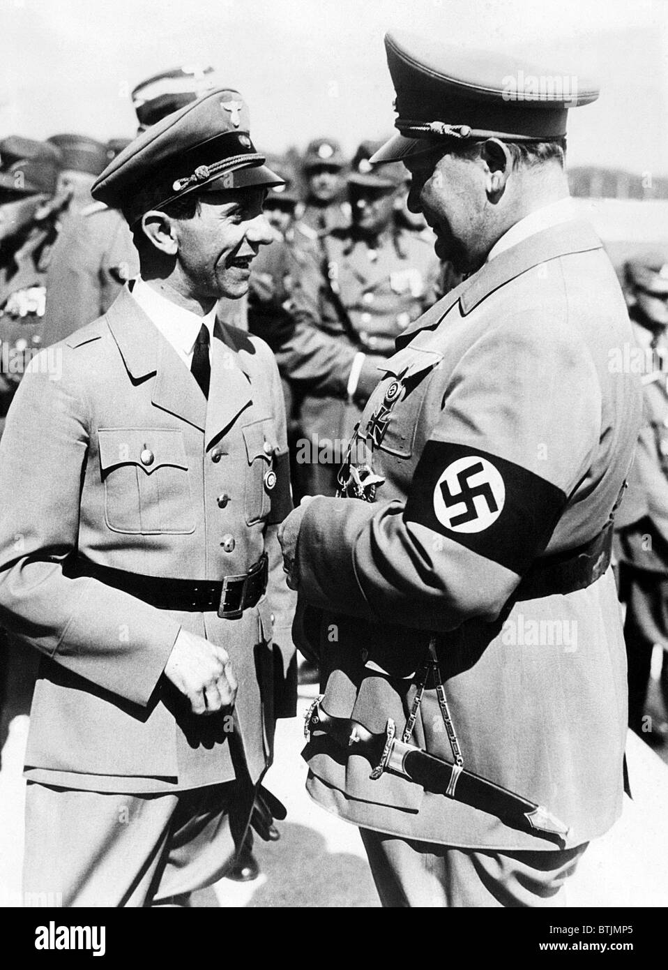Zwei der oberen Adjutanten, Dr. Joseph Goebbels, Reichsminister für Propaganda, und General Hermann Goering, Luft Minister Aufmerksamkeit Adolf Hitlers Stockfoto