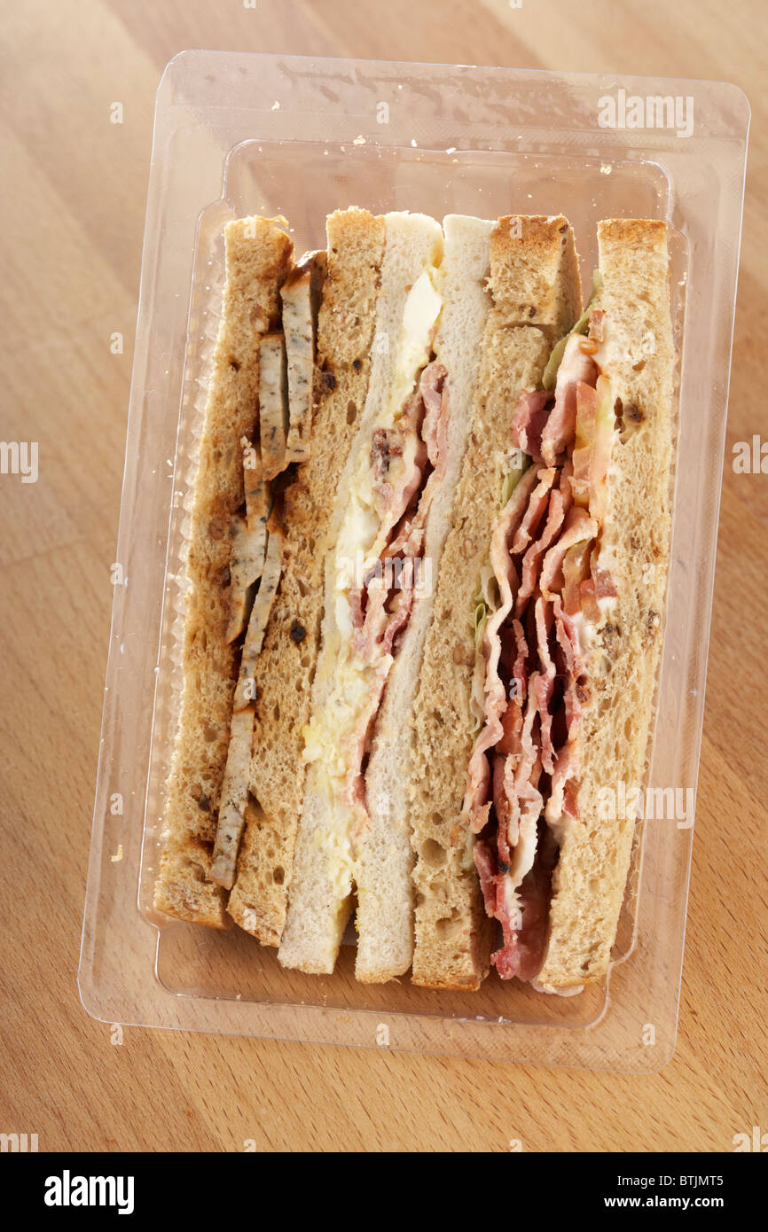 drei beliebte Supermarkt produziert Sandwiches in einem Kunststoff Karton Stockfoto