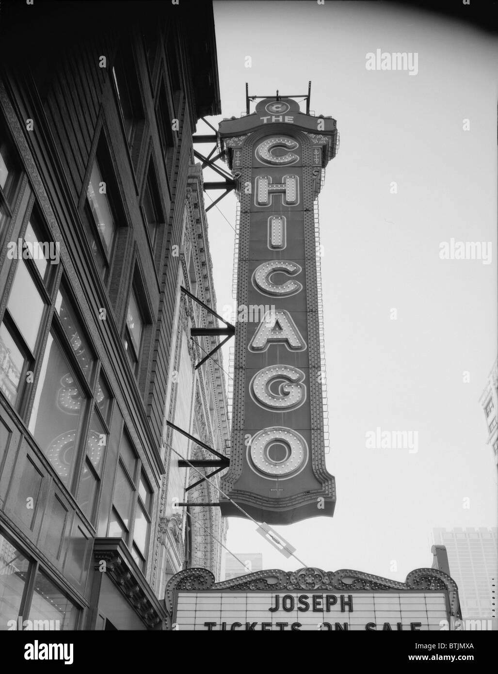 Chicago Theater, errichtet im Jahre 1921 Foto zeigt das Zeichen und die Seite Brüder Gebäude auf der rechten Seite, 175 North State Street, Chicago, Illinois, etwa der 1990er Jahre. Stockfoto