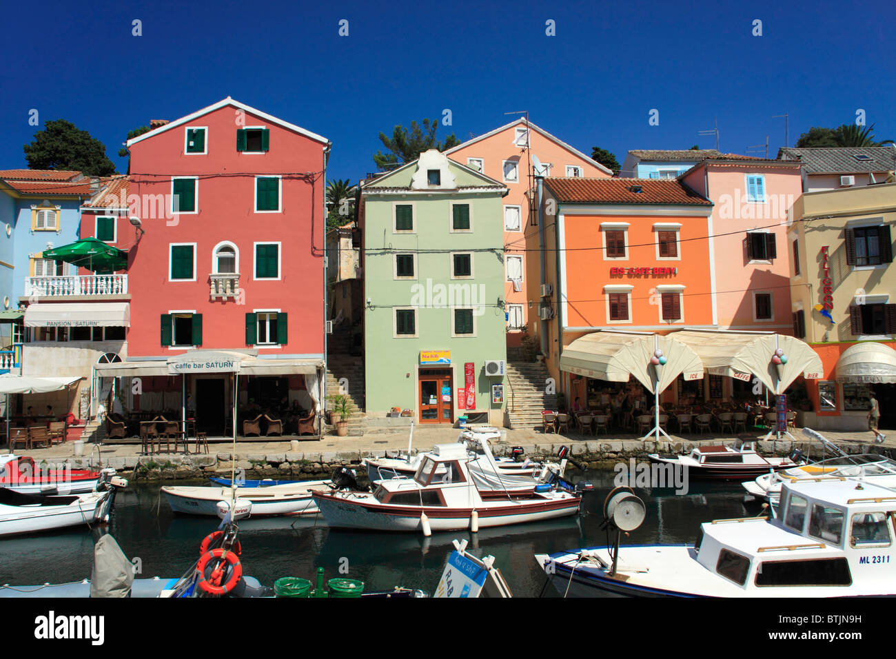 Bunte Häuser umgebenden malerischen kleinen Hafen von Veli Losinj auf Insel Losinj, Kroatien Stockfoto