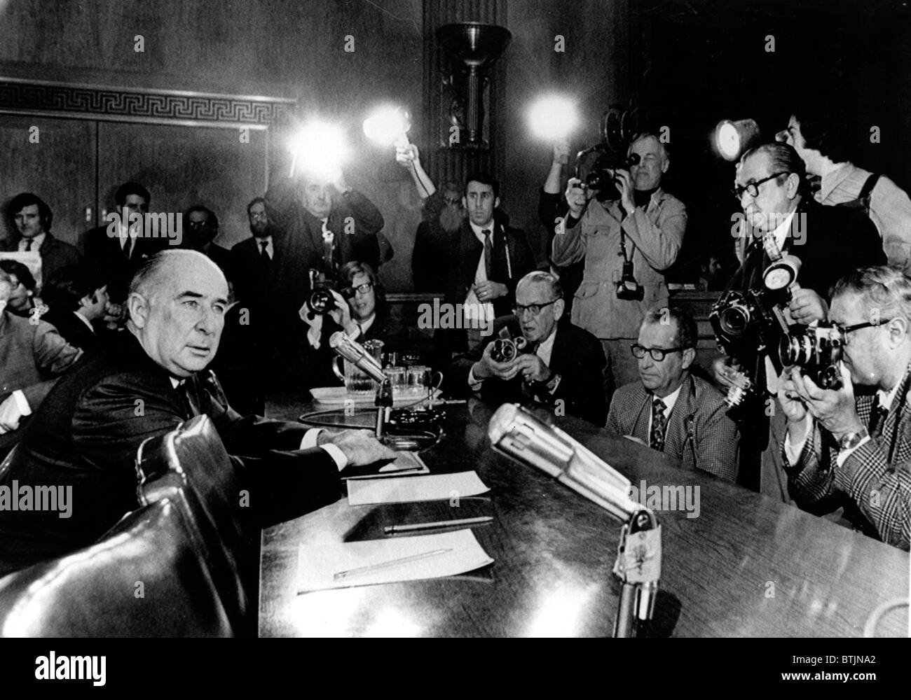 Der ehemalige Justizminister John Mitchell nimmt im Zeugenstand vor dem Justizausschuss des Senats während der Watergate zu investieren Stockfoto