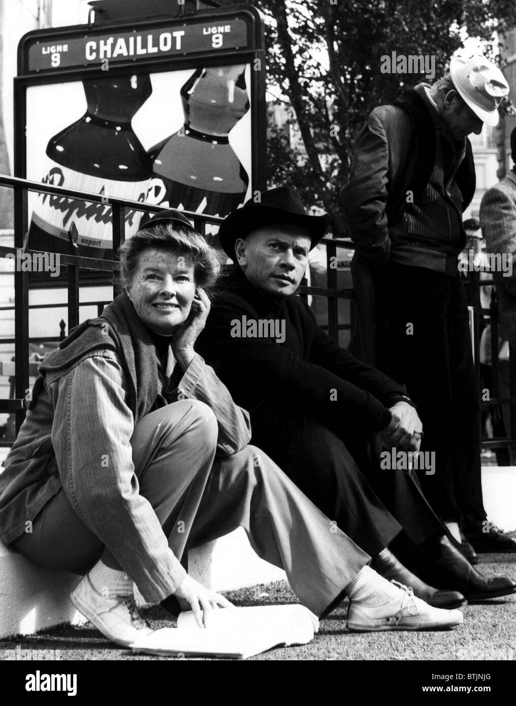Katharine Hepburn, Yul Brynner und Danny Kaye auf die eingestellte of'THE MAD Frau von CHAILLOT ", Nizza, Frankreich. 1968. Höflichkeit CSU Archiv Stockfoto