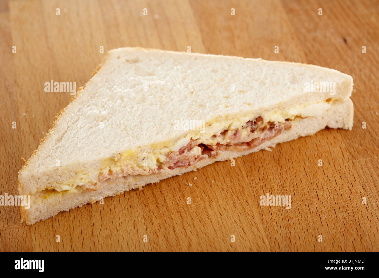 Speck und Ei Mayonaise Dreieck Sandwich in Weißbrot Stockfoto