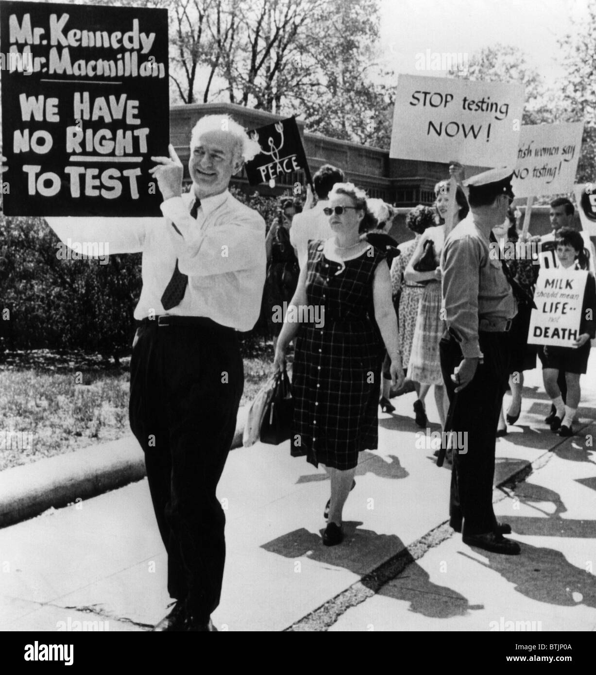 Chemiker und Nobelpreis Sieger Linus Pauling (Vordergrund, links), Teilnahme an einer Demonstration zu protestieren, die Wiederaufnahme der U Stockfoto