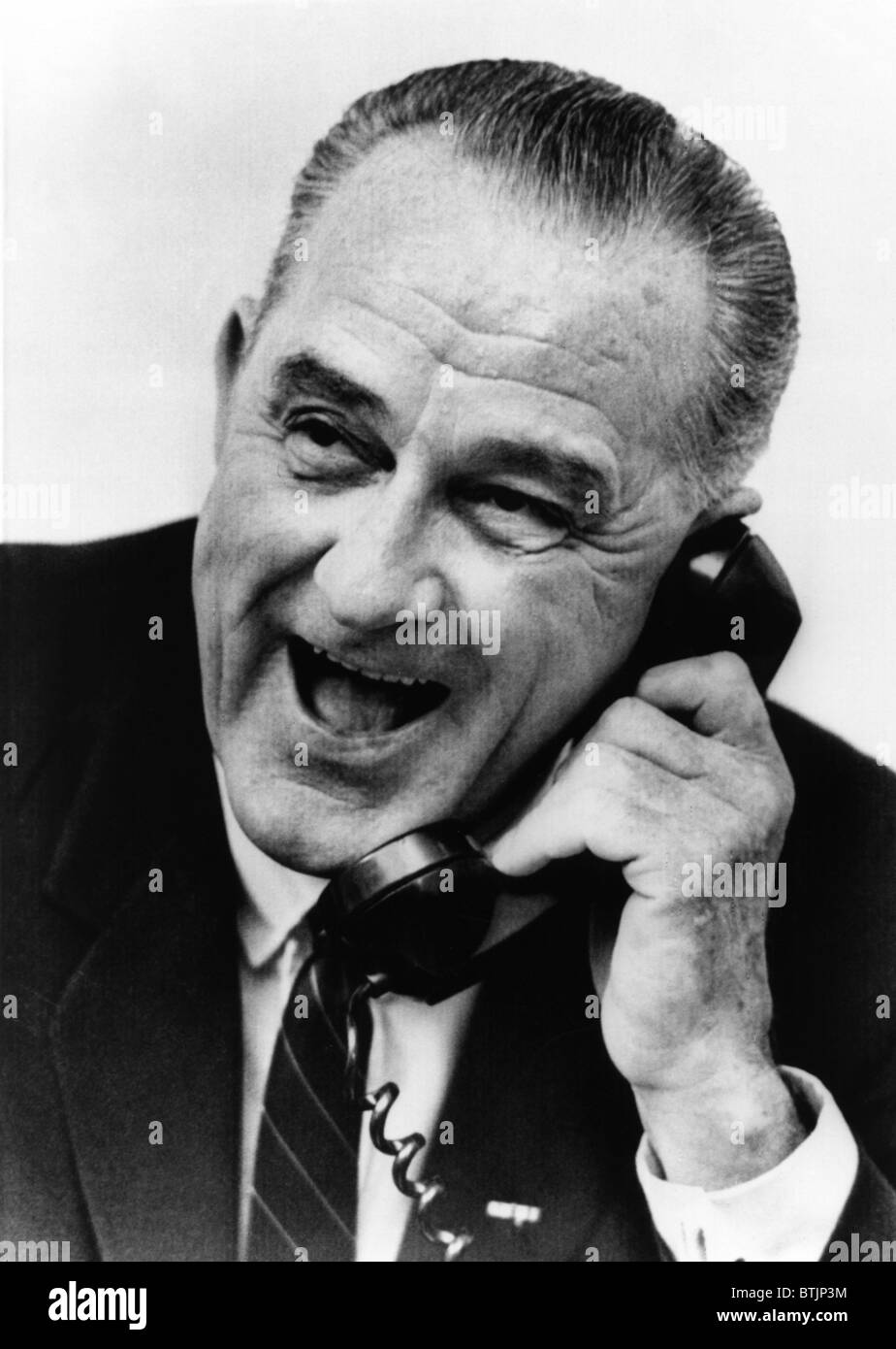 Präsident Lyndon Johnson am Telefon mit den Astronauten James McDivitt und Edward White, 1965 Stockfoto