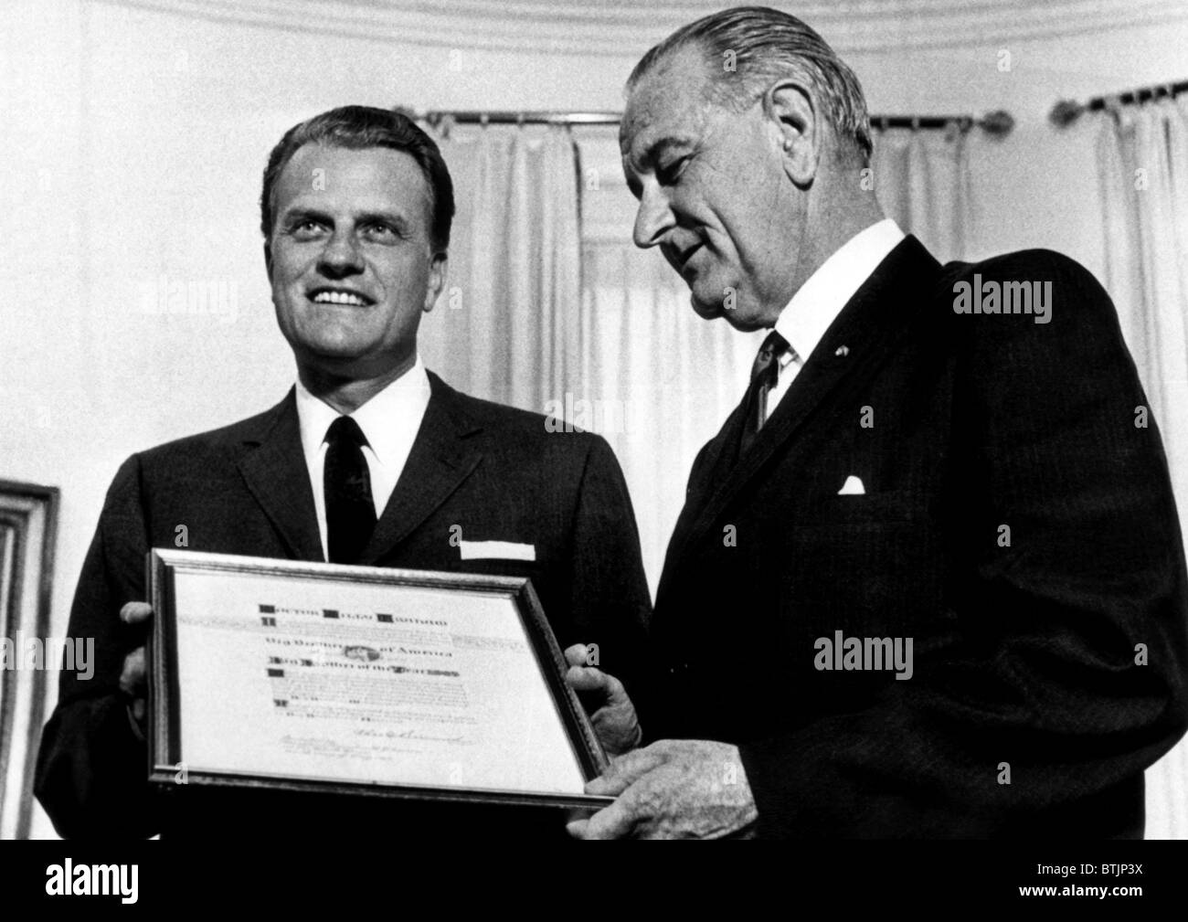 Präsident Lyndon Johnson präsentiert den Jahrespreis "Big Brother of the Year" Evangelist Billy Graham. 10. Mai 1966. Höflichkeit: Stockfoto