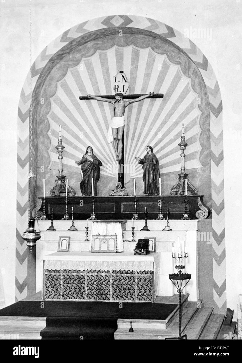 Religion, Mission San Carlos Borromeo, Blick auf den Hochaltar, Foto von Robert W. Kerrigan, Rio Road & Lausen Drive, Carmel, Kalifornien, 1924. Stockfoto