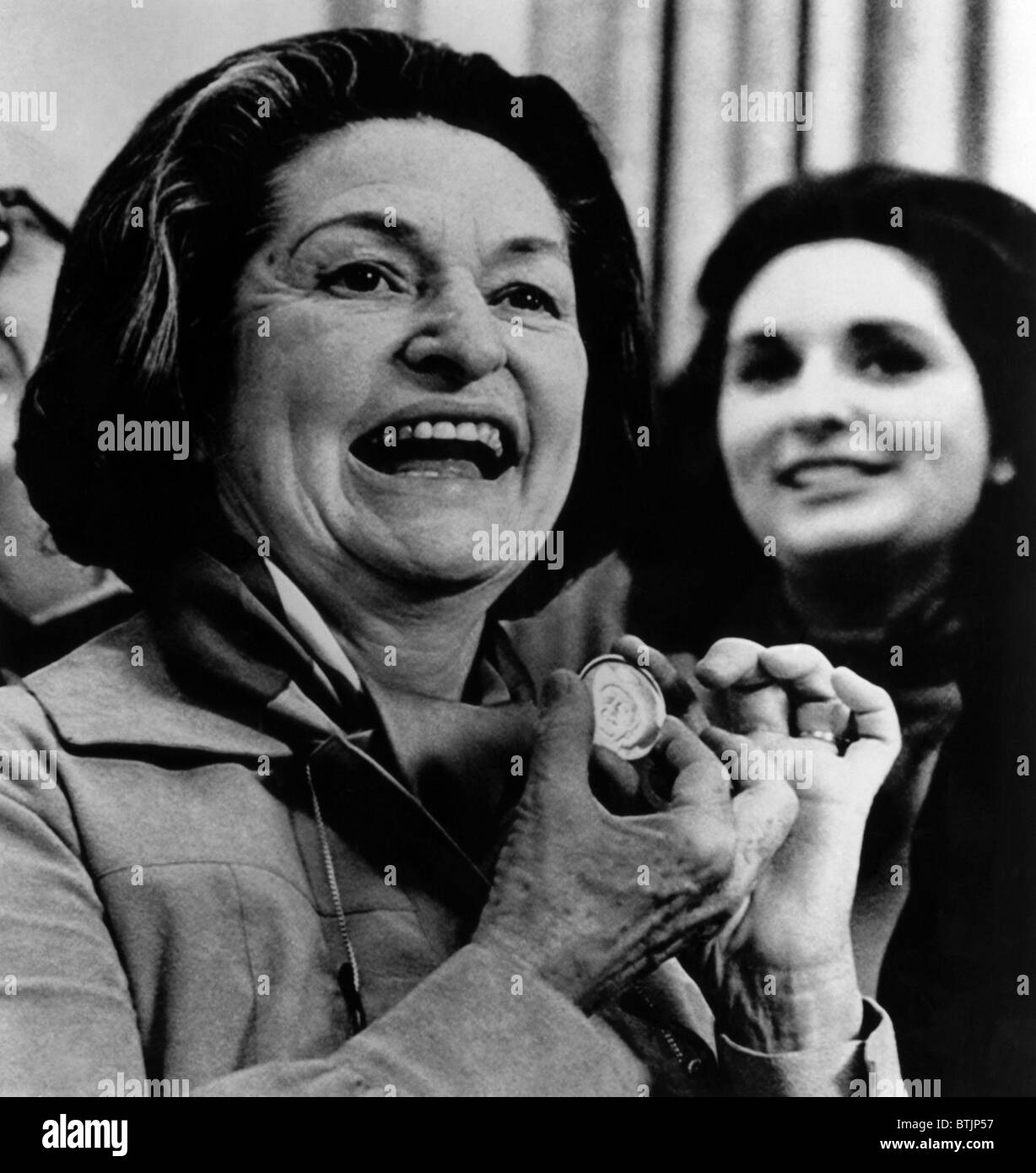 Lady Bird Johnson anzeigen eine 18 Karat gold-Medaille ehrt ihr Ehemann, der späte Präsident Lyndon Johnson bei einer Präsentation, w Stockfoto