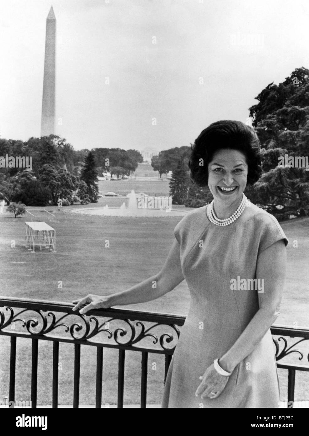 Lady Bird Johnson steht auf dem weißen Haus-Balkon mit Blick auf die große Wiese, ca.1965. Höflichkeit: CSU Archive/Everett zu Stockfoto