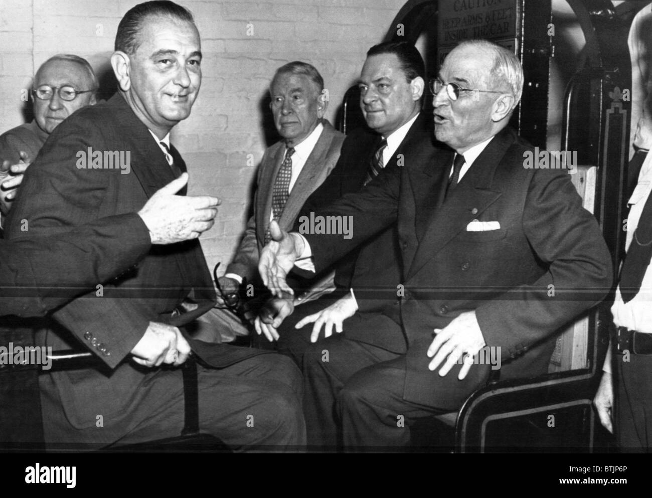 Senatoren Walter George, Lyndon B. Johnson, Alben Barkley, Thomas Hennings und ehemaliger Präsident Harry Truman fahren des Senat-Subw Stockfoto