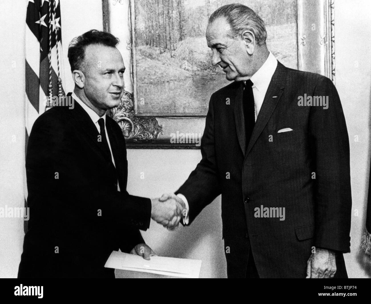 Präsident Lyndon b. Johnson (rechts), Treffen des neue israelischen Botschafters in den USA Yitzhak Rabin, Washington D.C., 5. März 1968. Stockfoto