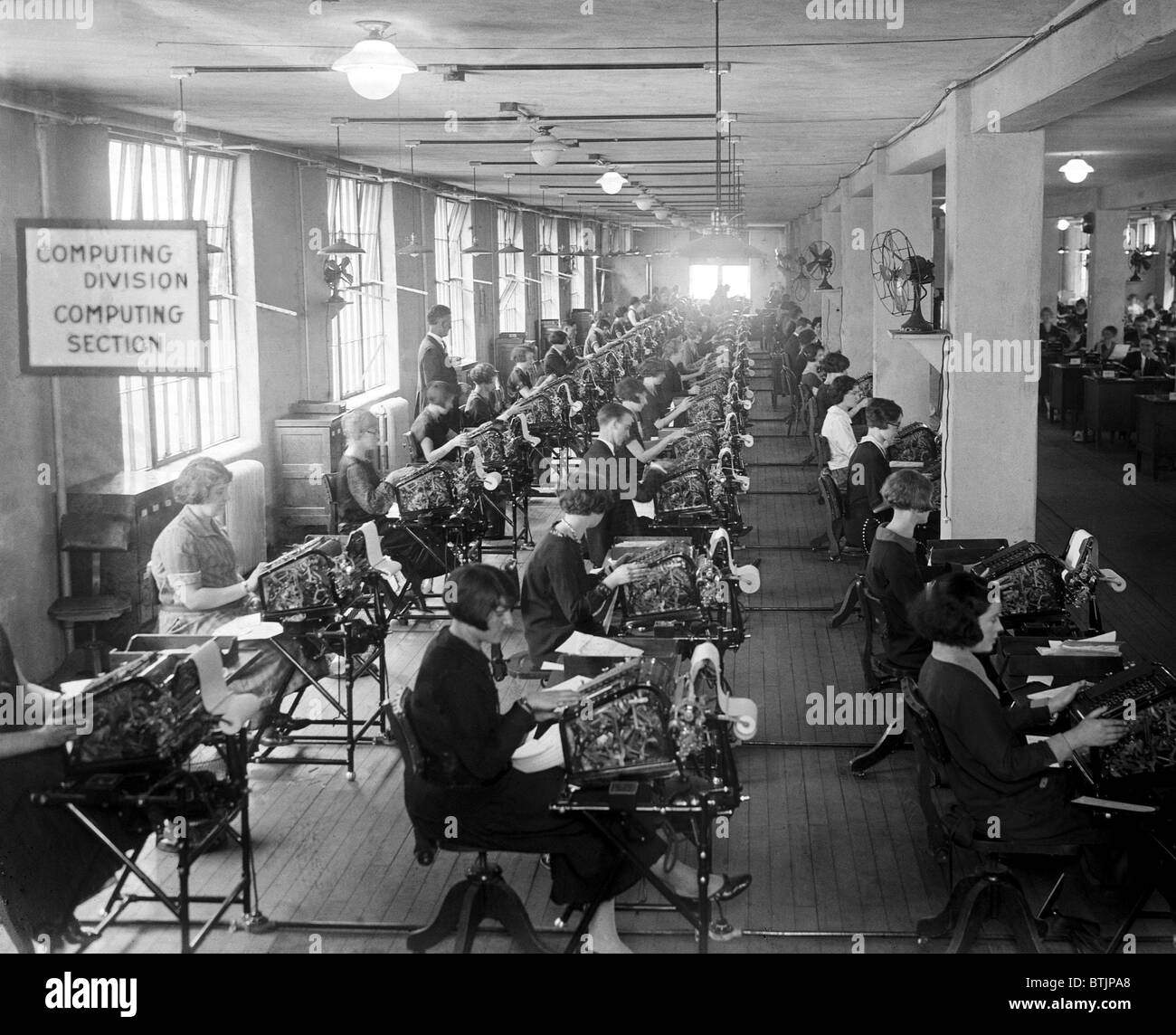 Im neu gegründeten Bonus Bureau Computing Division nutzen über vierzig Mitarbeiter "State Of The Art" Rechenmaschinen. In 1924 Kongress gewählt, um 1. Weltkrieg Veteranen angepasst Entschädigung Zertifikate oder Boni zu bieten wurden die nicht vollständige Zahlung bis 1945 geplant. Im Jahr 1932 inszenierte Veteranen einen "Bonus-Marsch" anspruchsvolle frühe Zahlung von Boni. Stockfoto