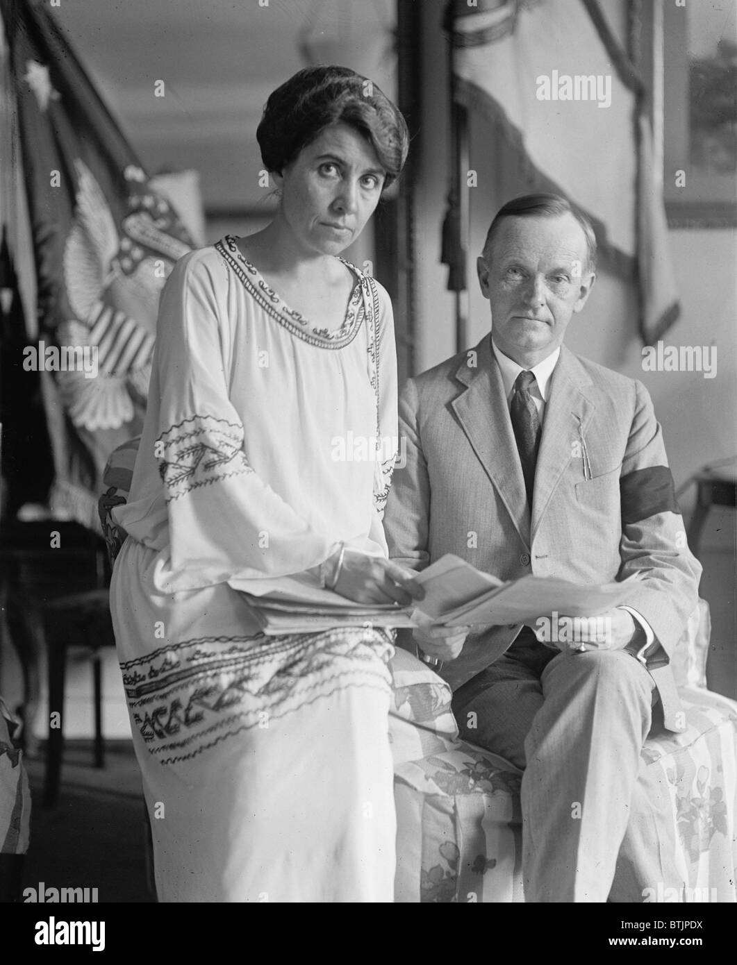 Präsident Calvin Coolidge (1872-33), trägt eine schwarze Trauer Armbinde, und seine Frau zwei Tage nach dem plötzlichen Tod von Präsident Warren Harding am 2. August 1923. Stockfoto