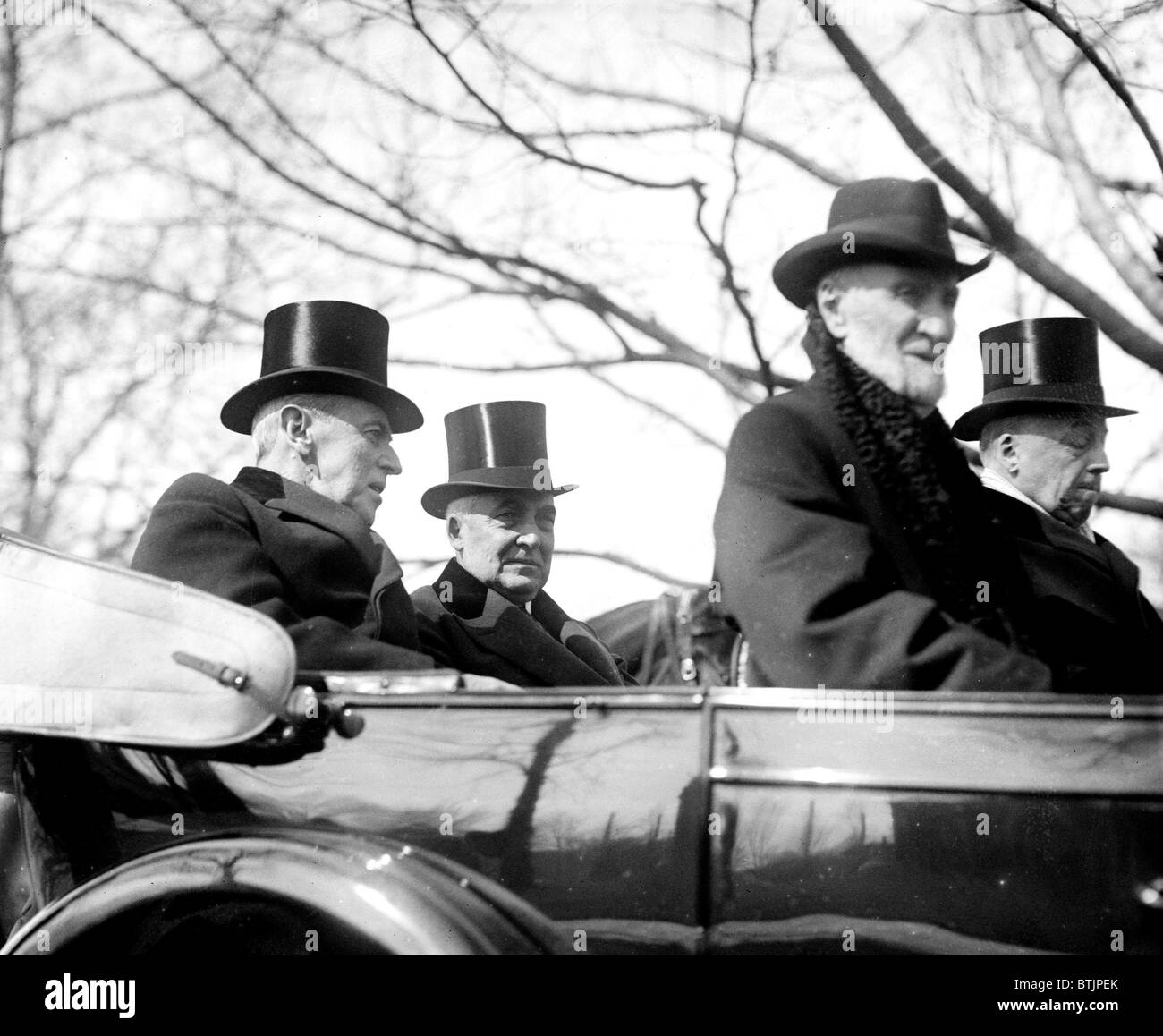 Incoming Präsident Warren G. Harding (1865-1923) fahren im offenen Cabrio nach seiner Amtseinführung mit Präsidenten Woodrow Wilson (1856-1924), 4. März 1921. Vorne sind die Sitze Joseph Cannon und Philander Knox. Stockfoto