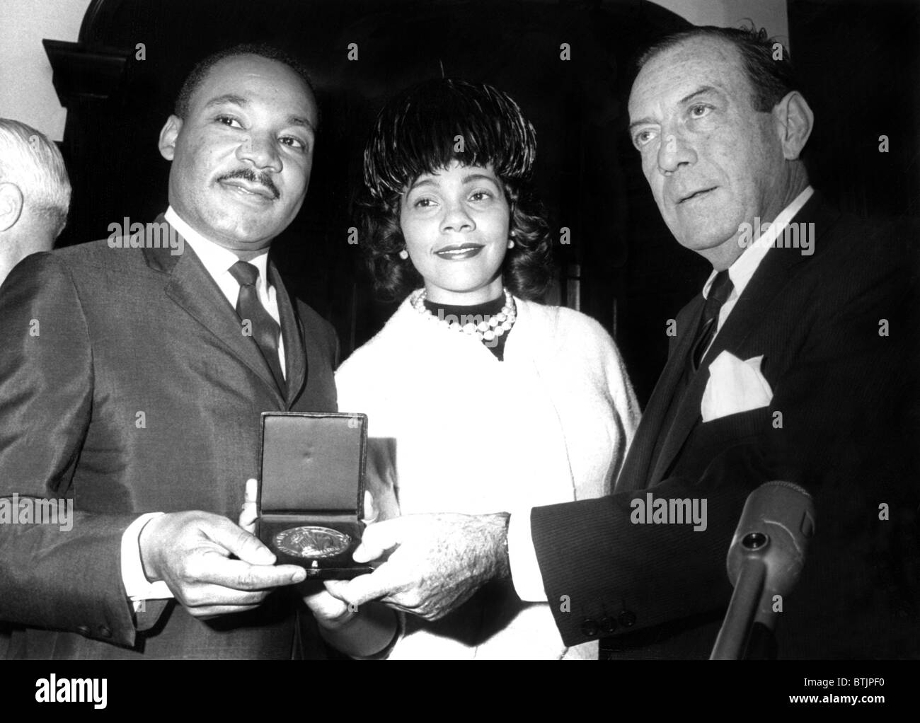 Dr. Martin Luther King Jr., mit Ehefrau Coretta Scott King, empfangen von New York Citys Gold Medaillon von Ehre, von Bürgermeister Robert Stockfoto