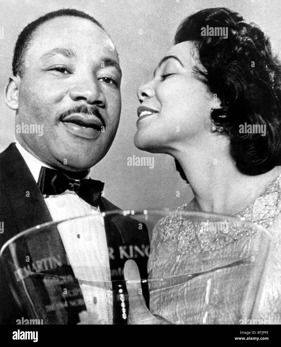 Dr. Martin Luther King Jr., wird von Frau Coretta Scott King, nach mit einem Steuben-Glas Schüssel Destilat präsentiert gratulierte Stockfoto