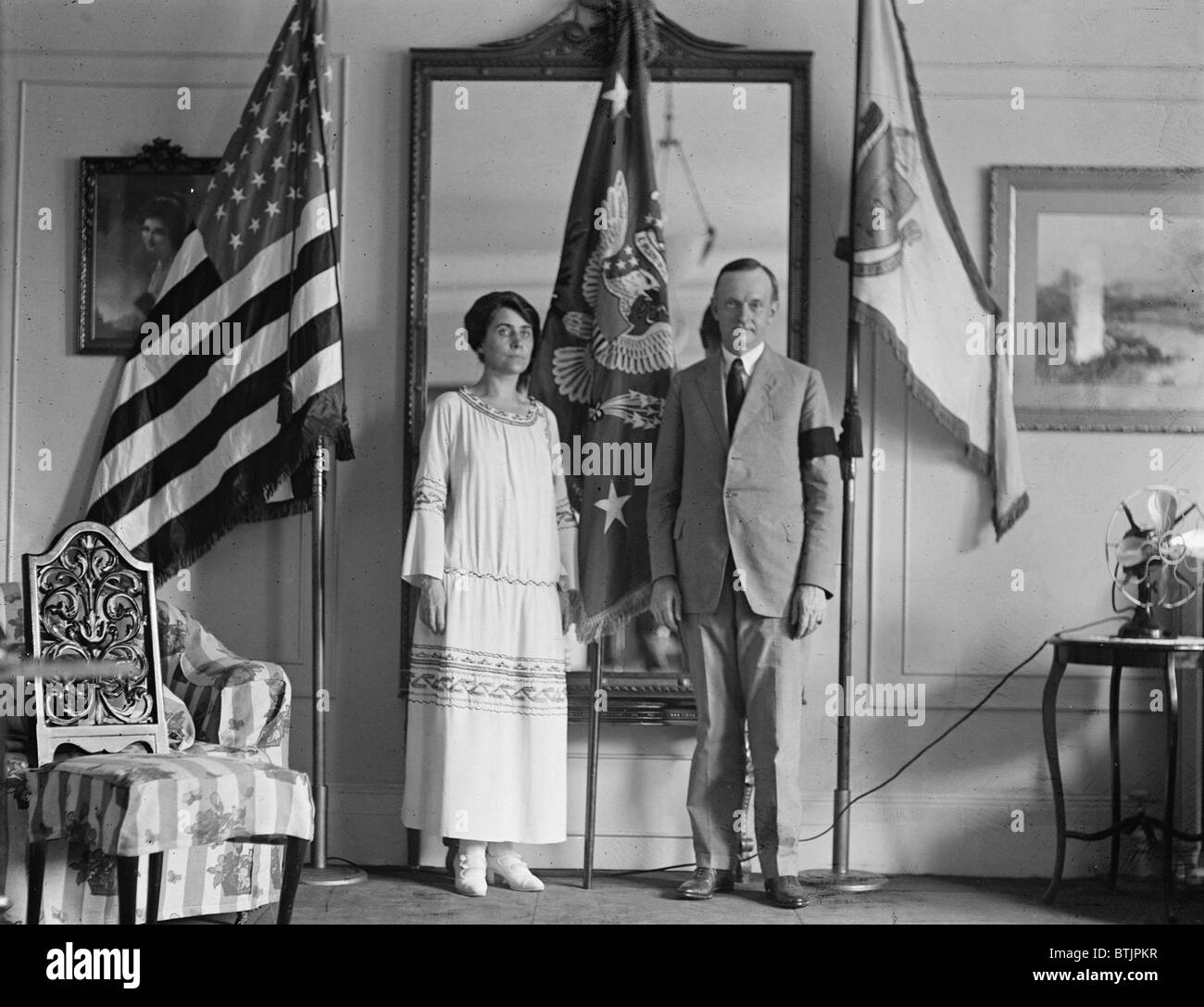 Präsident Calvin Coolidge (1872-33), trägt eine schwarze Trauer Armbinde, und seine Frau zwei Tage nach dem plötzlichen Tod von Präsident Warren Harding am 2. August 1923. Stockfoto