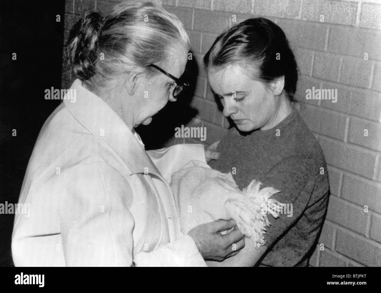 Marguerite Oswald, Mutter von Lee Harvey Oswald, und Marina Oswald, Oswald Frau, halten ihren kleinen Sohn bei der Polizei-Station-du Stockfoto