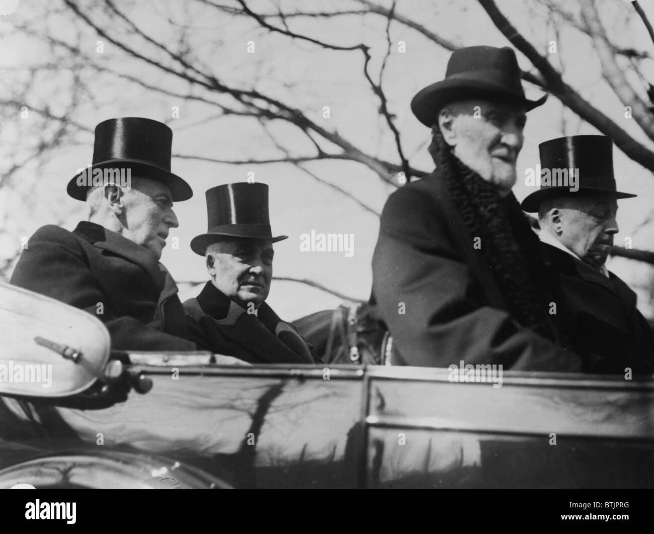 Incoming Präsident Warren G. Harding (1865-1923) fahren im offenen Cabrio nach seiner Amtseinführung mit Präsidenten Woodrow Wilson (1856-1924), 4. März 1921. Vorne sind die Sitze Joseph Cannon und Philander Knox. Stockfoto