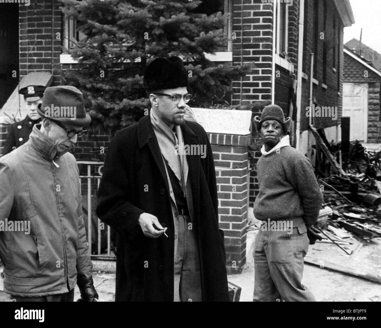 Malcolm X (Mitte, 1925-1965), spricht mit einem Reporter, nachdem eine Brandbombe in seinem Haus geworfen wurde. 14. Februar 1965. CSU-Archive-Co Stockfoto