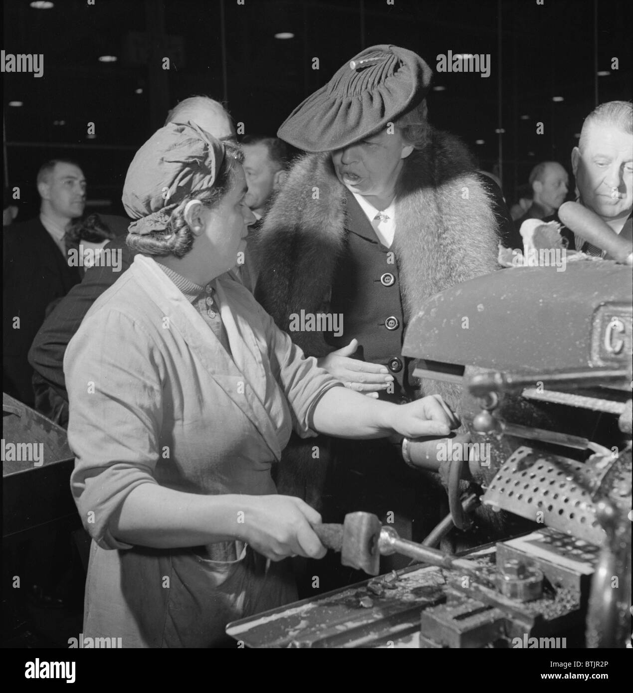 Eleanor Roosevelt im Gespräch mit Frau Maschinist während ihrer November 1942-Goodwill-Tour von Großbritannien. Foto: Toni Frissell. Stockfoto