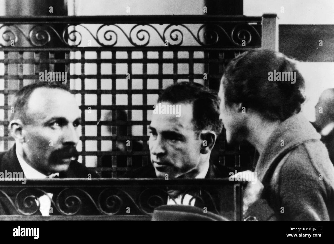 Rosina Sacco (ganz rechts), besucht ihr Ehemann Nicola Sacco (Mitte) und Bartolomeo Vanzetti (ganz links), in Norfolk County Cour Stockfoto