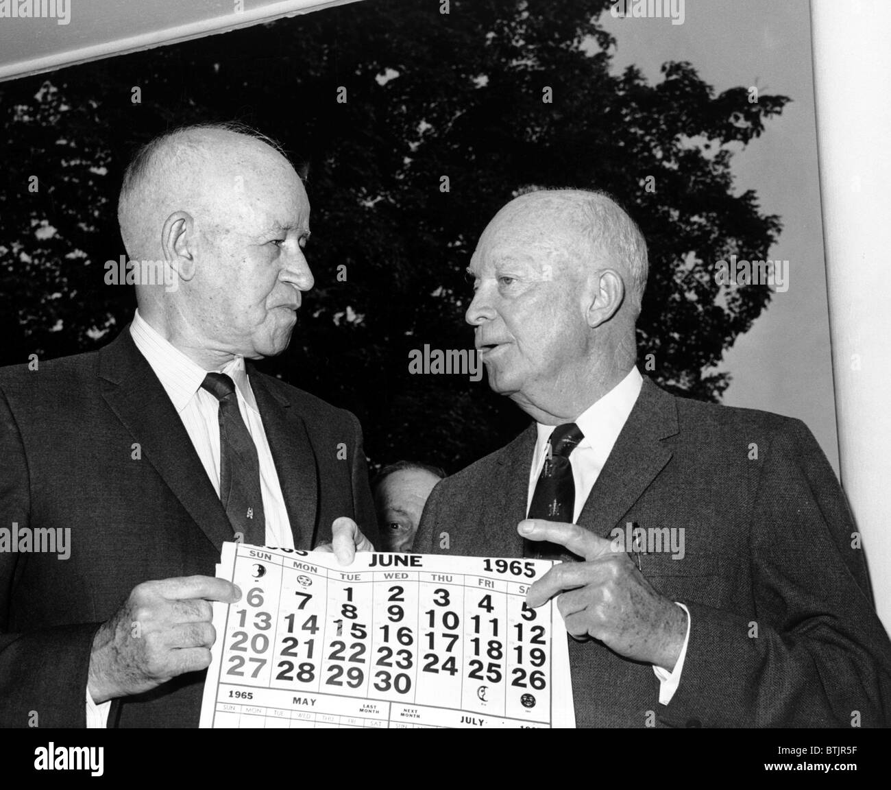 General Omar N. Bradley mit General Dwight D. Eisenhower, 1965 Stockfoto