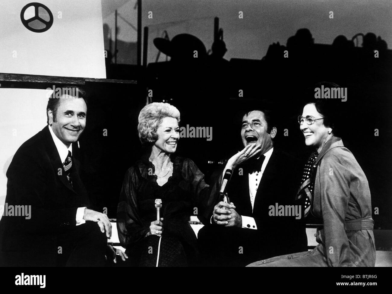 Oral Roberts (ganz links), Jerry Lewis (zweiter von rechts), Evelyn Roberts (ganz rechts), auf das Fernsehen spezielle «We The People", Stockfoto