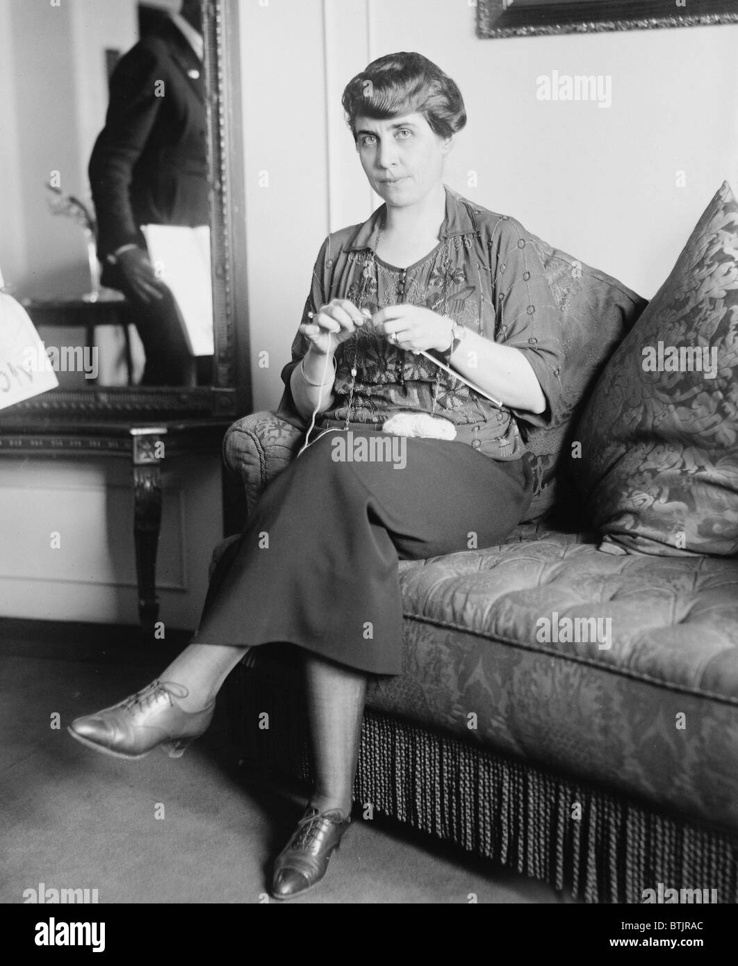 1921-Porträt von Grab Coolidge (1979 – 1947), Ehefrau des damaligen Vize-Präsident Calvin Coolidge stricken. Stockfoto