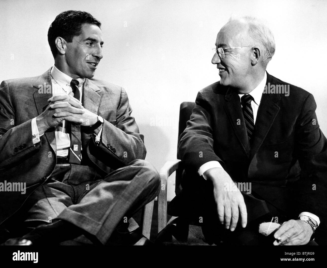 Ehemaligen Yankee Shortstop Phil Rizzuto (links), mit landesweit ausgestrahlten Sport-Kolumnist rot Smith (rechts), 1958. Stockfoto